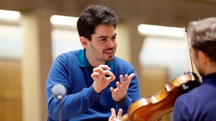Lahav Shani bei einer Probe mit dem BR-Symphonieorchester im Herkulessaal der Residenz.