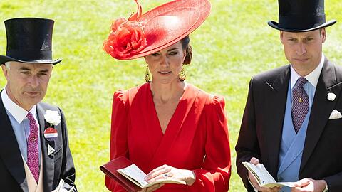 Nicht nur mit diesem roten Outfit sticht Prinzessin Kate aus der Masse hervor.
