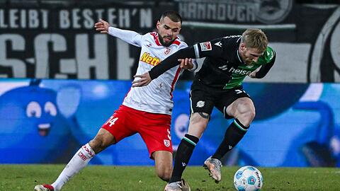 Robin Ziegele (l) bleibt bei Jahn Regensburg. (Archiv Bild)
