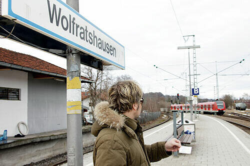 Er ärgert sich über die Unpünktlichkeit der S 7: Holger K. (möchte nicht erkannt werden) mit seiner IsarCard-Jahreskarte an der Haltestelle in Wolfratshausen.