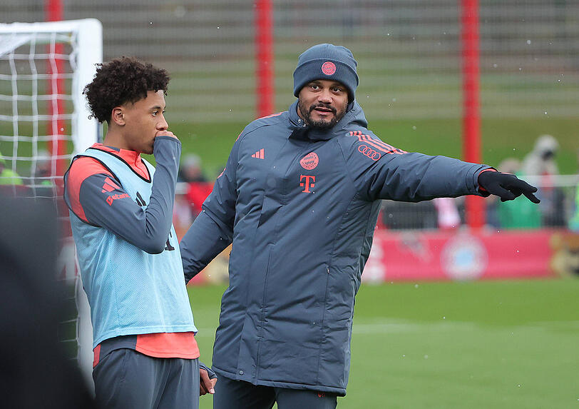 Juwel: Vincent Kompany (r.) hält viel von Kiala. Juwel: Vincent Kompany (r.) hält viel von Kiala.