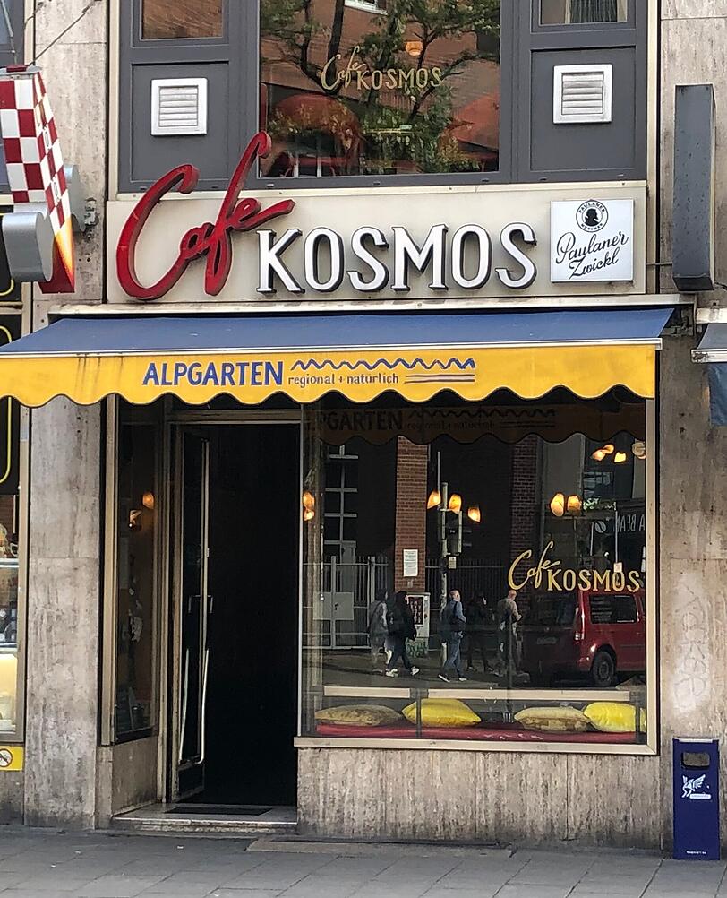 Das Café Kosmos hat täglich bis 1 Uhr morgens geöffnet. Das Café Kosmos hat täglich bis 1 Uhr morgens geöffnet.