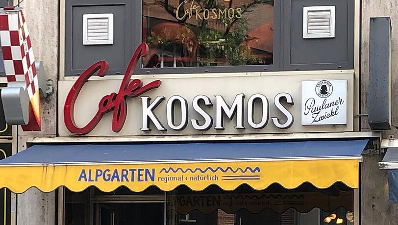 Das Caf&eacute; Kosmos hat t&auml;glich bis 1 Uhr morgens ge&ouml;ffnet.