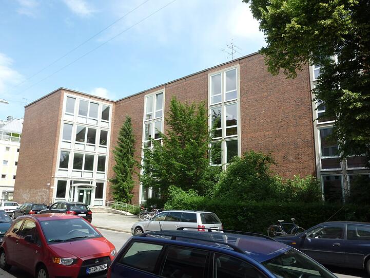 Die Grundschule an der Schwindstraße: Eltern und Schulkinder sind sauer wegen der üblen Zustände in den Toiletten.