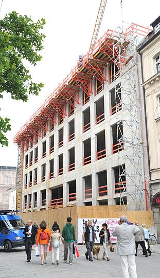 Die ehemalige Residenzpost wird zum "Palais an der Oper". Die neue Fassade ist schon fast fertig.