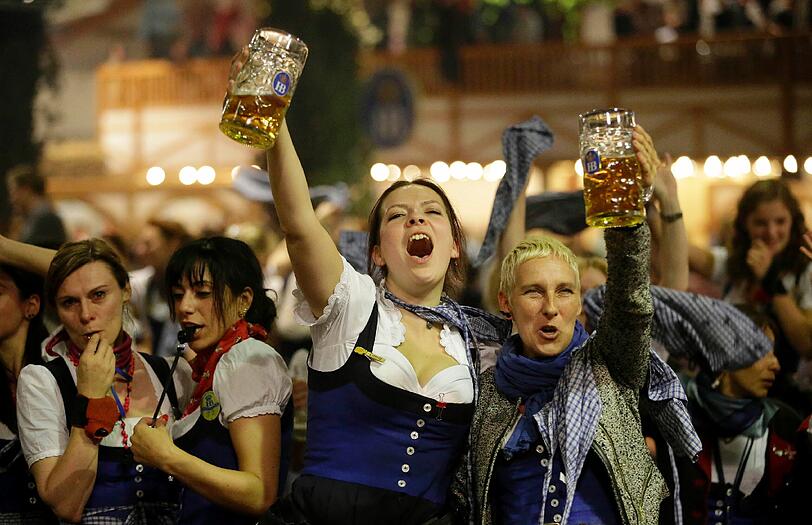 Die emotionalsten Bilder vom Wiesn-Kehraus: Bedienungen feiern am 07.10.2012 in München den traditionellen Kehraus im Höfbräu-Festzelt und beschließen damit ihre arbeitsreiche Zeit auf dem Oktoberfest. Nach 14-tägiger Dauer ging am Sonntag das 179. Oktoberfest zu Ende.