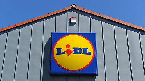 Als erster Lebensmittel-Discounter folgt Lidl der Aufforderung von Greenpeace und will T-Shirts, Unterwäsche und Handtücher künftig frei von schädlichen Chemikalien halten.