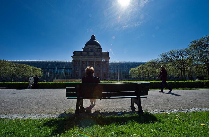 Sonne tanken im Hofgarten: Am Montag und Dienstag haben die Münchner die Möglichkeit dazu, ab Mitte der Woche zieht sich der Frühsommer schon wieder zurück.