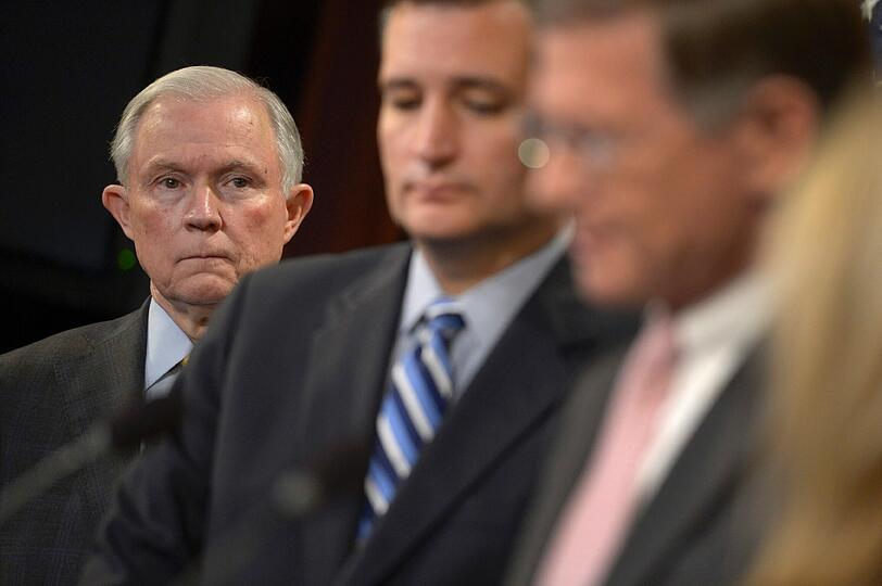 Jeff Sessions stand bisher nicht in der ersten Reihe, seine Nominierung als Justizminister ist mittlerweile sicher. Er ist in der Vergangenheit mit rassistischen Äußerungen aufgefallen.