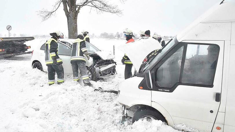 10.30 Uhr bei Holzkirchen (Lkr. Miesbach): Auf der B318 kam es zwischen einem Lieferwagen und einem Pkw zu einem Frontalzusammenstoß. Zudem blieb ein Sattelzug wegen der Schneeverwehungen hängen. Die Bundesstraße musste komplett gesperrt werden.