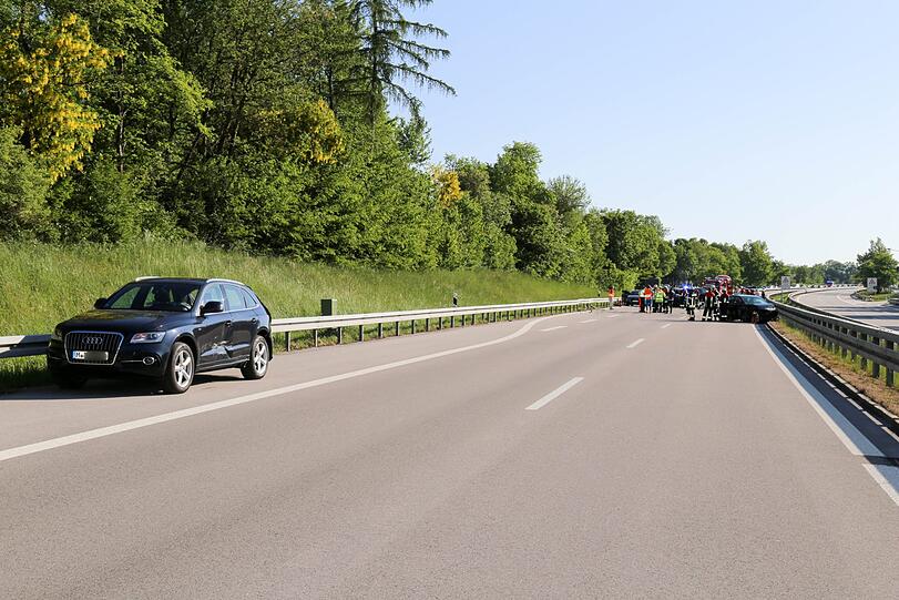 Der Autobahnabschnitt ist mit Schrott-Teilen übersät - die Bilder von der Unfallstelle auf der A95 Richtung Garmisch.