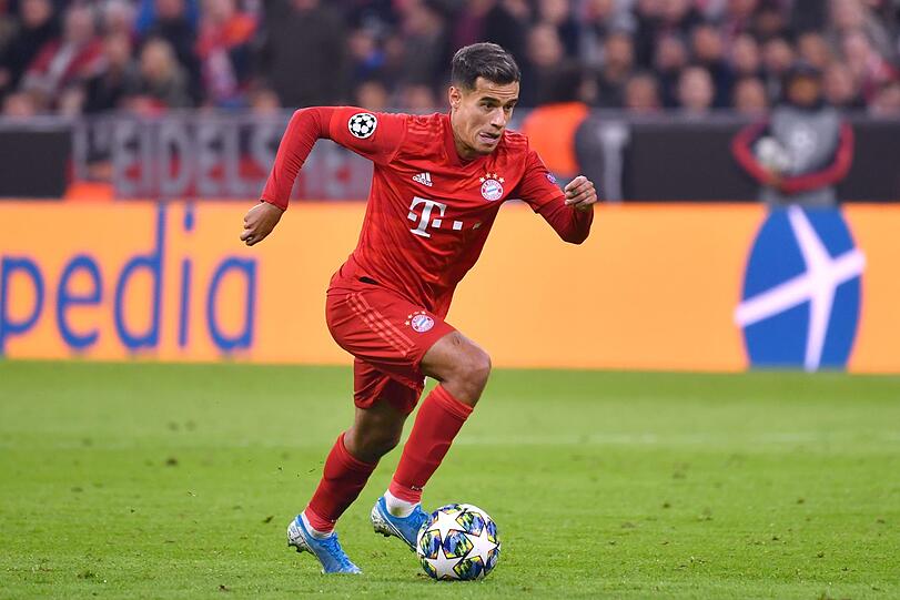Philippe Coutinho (August 2019 – August 2020): Philippe Coutinho lief in der Triple-Saison 2020 für den FC Bayern auf. Unter Jürgen Klopp wird Coutinho beim FC Liverpool zum Superstar. Im Januar 2018 folgte der 145 Millionen Euro schwere Wechsel zum FC Barcelona. Doch bei den Katalanen kann der Mittelfelddribbler nicht an seine Leistungen aus der Premier League anknüpfen. Im Sommer 2019 will der FC Barcelona Coutinho gegen Neymar von Paris St. Germain eintauschen, doch die Franzosen gehen nicht auf diesen Deal ein. Wenig später wechselte der Offensiv-Allrounder auf Leihbasis für ein Jahr zum FC Bayern München. Seine Zeit beim deutschen Rekordmeister hatte Licht und Schatten. Am Ende der Saison zogen die Bayern-Verantwortlichen die Kaufoption über 120 Millionen Euro nicht und Coutinho kehrte als Triple-Sieger nach Barcelona.