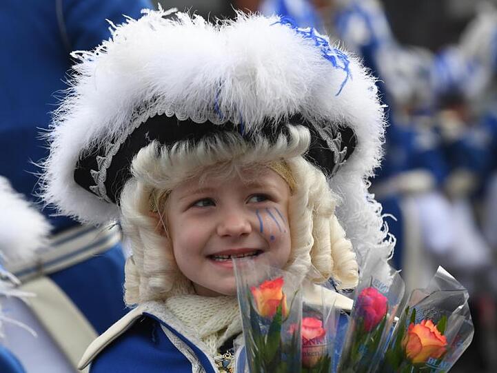 Eine kleine Karnevalistin von den Blauen Funken in Köln.
