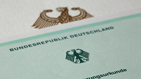 Eine Einbürgerungsurkunde der Bundesrepublik Deutschland.