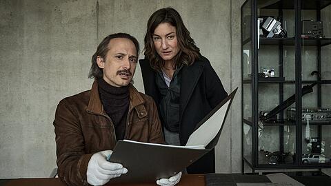 "Zeit zu beten. Ein Krimi aus Passau": Frederike (Marie Leuenberger) und Zankl (Michael Ostrowski) brechen in das Haus von Jürgen Ritter ein und durchsuchen seine Sachen.