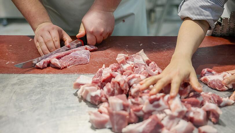 Bakteriell verunreinigtes Fleisch aus mehreren Metzgereien in Nordfrankreich hat eine Krankheitsserie mit 29 betroffenen Kindern und einem Todesfall ausgelöst. (Symbolbild)