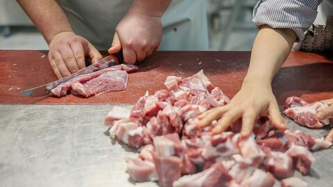 Bakteriell verunreinigtes Fleisch aus mehreren Metzgereien in Nordfrankreich hat eine Krankheitsserie mit 29 betroffenen Kindern und einem Todesfall ausgelöst. (Symbolbild)