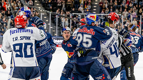 Keilerei nach Spielende: Die EHC-Stars Abeltshauser (l., verdeckt), Ferguson (mit blutiger Nase) und Heatherington (Nr. 95) im heftigen Gerangel mit den Gästen aus Schwenningen.