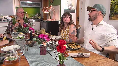 Nach der schweren Suppe als Vorspeise liegt Philipp und Lena (Mitte) auch der Hauptgang schwer im Magen.
