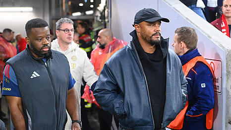 Musste zur Pause den Seiteneingang nehmen: Bayern-Trainer Vincent Kompany.