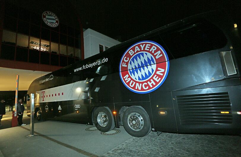 Die Stars sind wieder daheim: Der FC Bayern kommt als frisch gebackener deutscher Meister zurück an die Säbener Straße. Die Bilder
