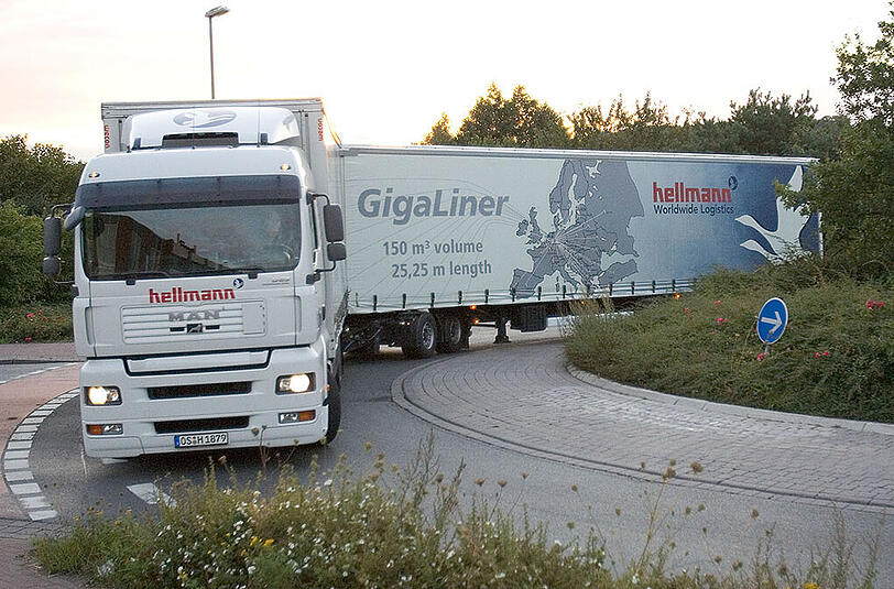 Ein sogenannter "Gigaliner" (Lastkraftwagen-Kombination mit Motorwagen, Dolly und Sattelauflieger mit einer Fahrzeuglänge von 25 Metern und 40 Tonnen Gesamtgewicht) fährt  in einen Kreisverkehr.