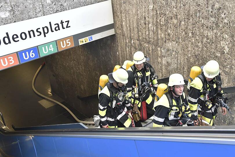 Feuer am U-Bahnhof Odeonsplatz. Die Bilder vom Feuerwehreinsatz am Dienstagabend.