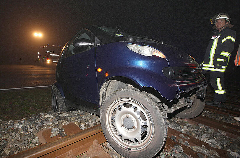 Bei einem Unfall im Berchtesgadener Land landete eine Smart-Fahrerin mit ihrem Auto auf den Bahngleisen.