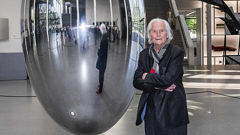 Ingo Maurer vor seinem Pendulum in der Pinakothek der Moderne.