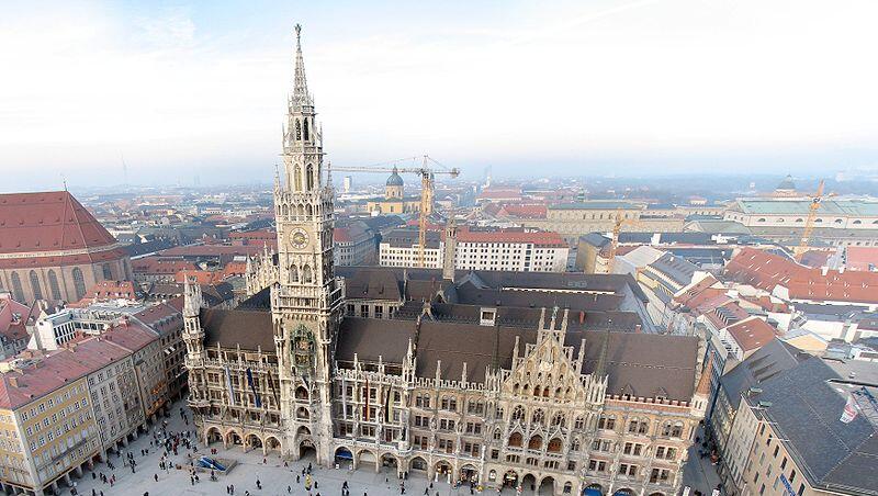 Der Marienplatz von Oben: Das Pflaster auf dem München traditionsreichem Platz wird erneuert. (Symbolbild) Der Marienplatz von Oben: Das Pflaster auf dem München traditionsreichem Platz wird erneuert. (Symbolbild)