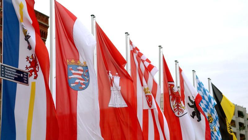 Die Fahnen mehrerer Bundesländer vir dem Berliner Rathaus. Im vergangenen Jahr wurden 11,45 Milliarden Euro zwischen den Ländern umverteilt. Die Fahnen mehrerer Bundesländer vir dem Berliner Rathaus. Im vergangenen Jahr wurden 11,45 Milliarden Euro zwischen den Ländern umverteilt.