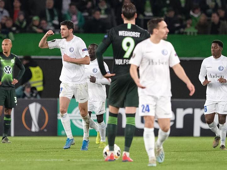 Gents Roman Yaremchuk (2.v.l) bejubelt sein Tor zum 1:1 gegen den VfL Wolfsburg.