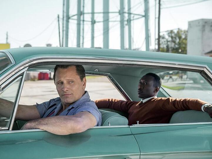 "Green Book" erzählt die Geschichte des Türstehers Tony "Lip" Vallelonga (Viggo Mortensen), der einen Job als Chauffeur des Jazz-Pianisten Don Shirley (Mahershala Ali) annimmt.