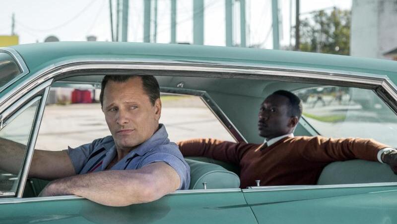 "Green Book" erzählt die Geschichte des Türstehers Tony "Lip" Vallelonga (Viggo Mortensen), der einen Job als Chauffeur des Jazz-Pianisten Don Shirley (Mahershala Ali) annimmt. "Green Book" erzählt die Geschichte des Türstehers Tony "Lip" Vallelonga (Viggo Mortensen), der einen Job als Chauffeur des Jazz-Pianisten Don Shirley (Mahershala Ali) annimmt.