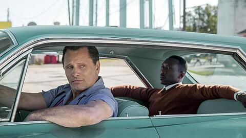 "Green Book" erzählt die Geschichte des Türstehers Tony "Lip" Vallelonga (Viggo Mortensen), der einen Job als Chauffeur des Jazz-Pianisten Don Shirley (Mahershala Ali) annimmt.