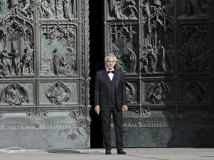 Der italienische Sänger Andrea Bocelli vor dem Mailänder Dom auf.