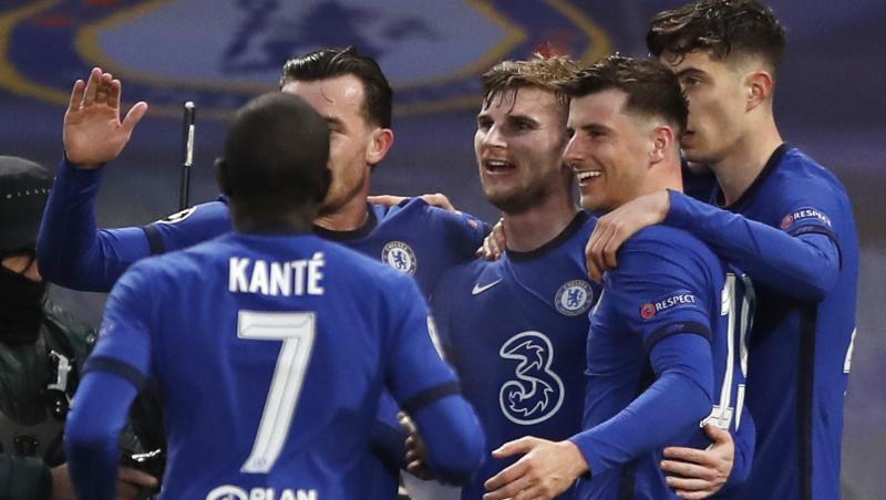 Chelseas Timo Werner (3.v.r) feiert mit seinem Teamkollegen sein Tor zum 1:0.