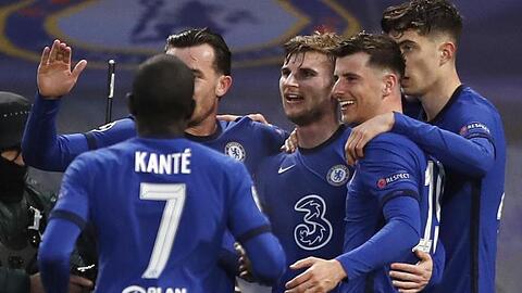 Chelseas Timo Werner (3.v.r) feiert mit seinem Teamkollegen sein Tor zum 1:0.