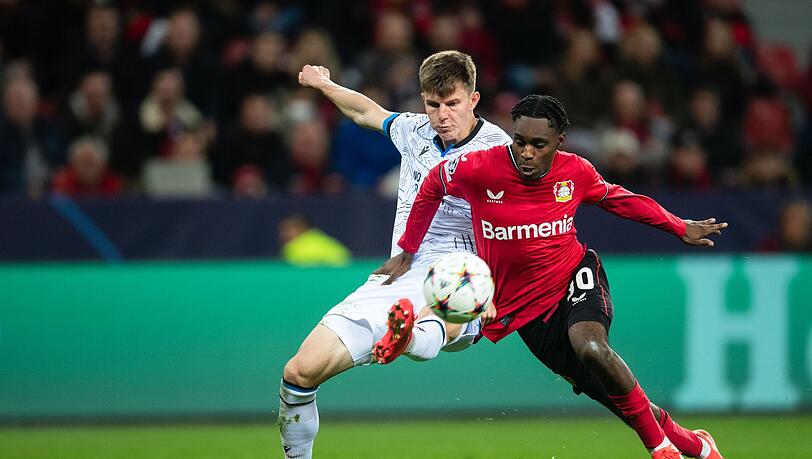 Der Leverkusener Jeremie Frimpong (r) im Zweikampf mit Eduard Sobol.