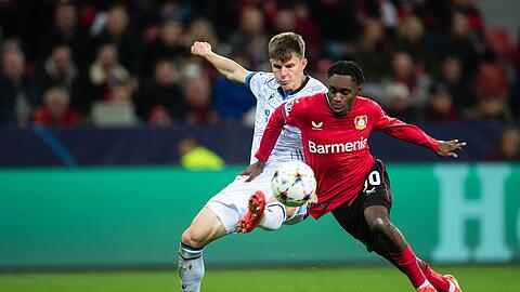 Der Leverkusener Jeremie Frimpong (r) im Zweikampf mit Eduard Sobol.