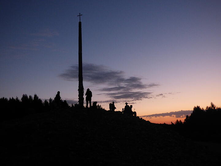 Sonnenaufgang am Cruz de Ferro, einem ganz besonderen Ort auf dem Camino Francés.