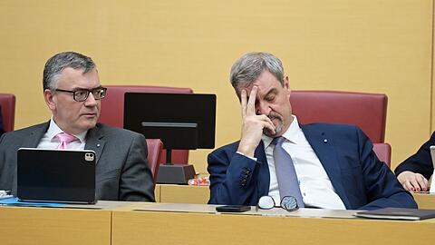 Staatskanzlei-Chef Florian Herrmann (l.) und Ministerpräsident Markus Söder (CSU) am Dienstag bei der Landtagssitzung.