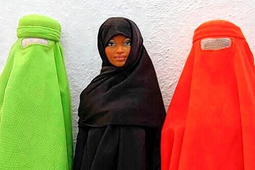 Steckt am Ende Ken darunter? Die &bdquo;Burka-Barbie&ldquo; als vollverschleiertes Modell und mit Tschador (m.), der ihr einen kleinen Blick in die Welt gestattet.