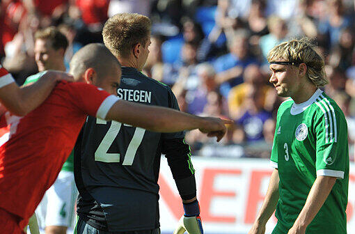 Eren Derdiyok trifft hier zum 2:0 für die Schweiz. Marc-Andre ter Stegen (M) und Marcel Schmelzer bleibt das Nachsehen.