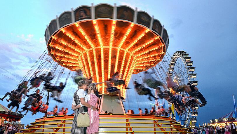 Hier geht’s rund – auch ohne zu tief ins Glas geschaut zu haben: Das Kettenkarussell gehört zu den Attraktionen der Oiden Wiesn. Hier geht’s rund – auch ohne zu tief ins Glas geschaut zu haben: Das Kettenkarussell gehört zu den Attraktionen der Oiden Wiesn.