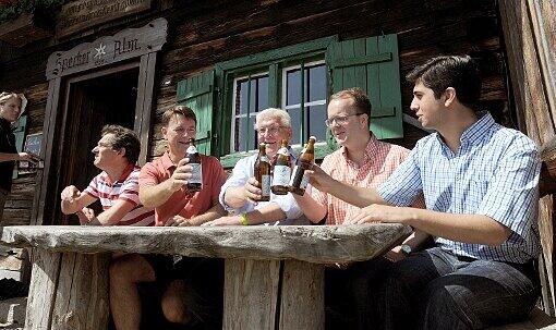Prost: Der Bundestagsabgeordnete Klaus Barthel (l-r, SPD), der Kandidat für die Landtagswahl Tim Weidner (SPD), der Vorsitzende der SPD-Bundestagsfraktion Frank-Walter Steinmeier (SPD), der Vorsitzende der bayerischen SPD-Landtagsfraktion Markus Rinderspacher und der Kandidat für die Bundestagswahl Abuzar Erdogan (SPD)vor der Specker Alm.