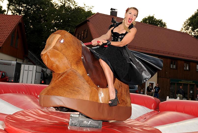 Davorka im schwarzen Dirndl auf dem elektrischen Bullen. (2013)