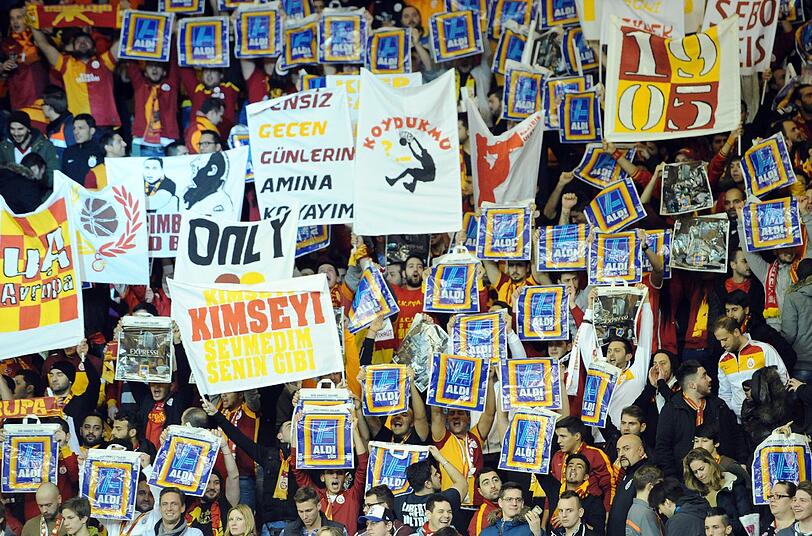 Galatasaray-Fans erinnern mit einer Aldi-Tüten-Aktion an Schmähungen aus dem Jahre 1997.