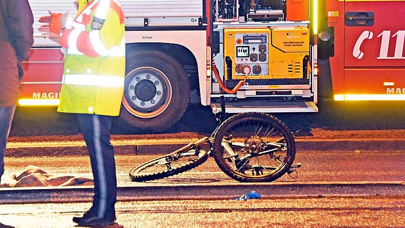 Das Fahrrad ist komplett demoliert, der Radler kam mit schweren Verletzungen ins Krankenhaus. Die Bilder vom Unfallort an der Rosenheimer Straße.