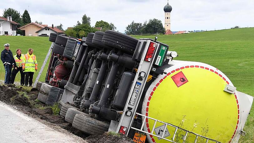 Da der umgekippte Sattelzug auf den Befüllarmaturen lag, musste eine Spezialfirma aus dem Landkreis Freising hinzugezogen werden, die sechs Stunden nach dem Unfall eintraf.